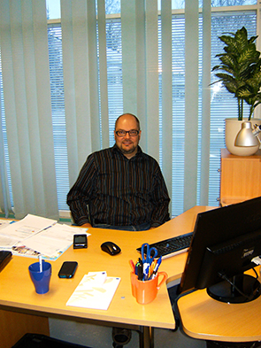 Toni Degerlund toimistossa