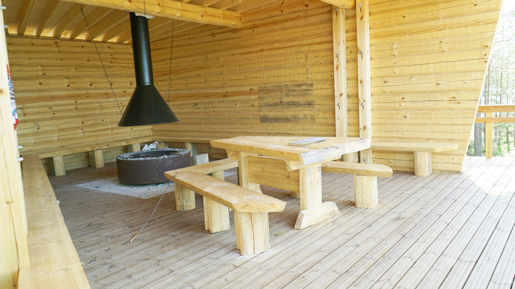 Laavulla on monta tulipaikkaa.